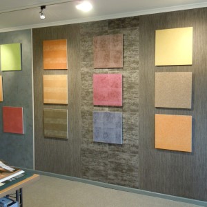 Wand im Malershop Benzrath mit verschiedenen Beispielen von Tapeten und Farben