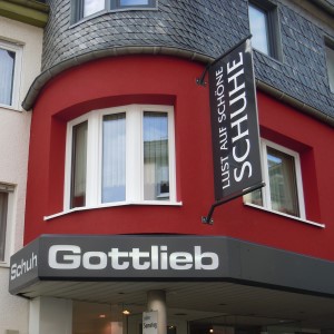 Außenansicht des neu gestalteten Schuhhauses Gottlieb - Beispiel für Fassadengestaltung des Malerbetriebs Benzrath