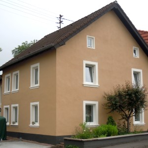 Fassadengestaltung in hellbraun und weiß durch den Malerbetrieb Benzrath