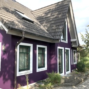 Außergewöhnliche Fassadengestaltung in violett und weiß eines Wohnhauses durch den Malerbetrieb Benzrath