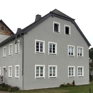 Neuer Fassadenanstrich in Grau und Weiß durch den Malerbetrieb Benzrath
