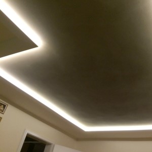 Stuckarbeit mit integrierter Beleuchtung an einer Zimmerdecke